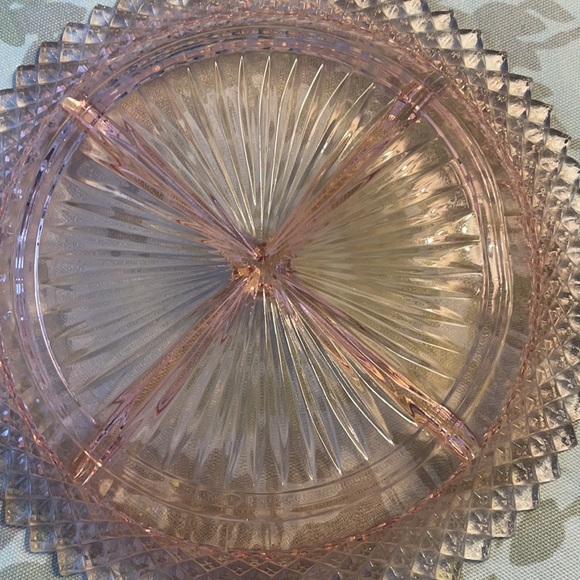 Vintage pink sectioned candy/Hors d’oeuvre dish - Picture 3 of 6
